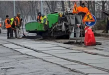 Ремонтні роботи на мосту в Києві з будівельною технікою