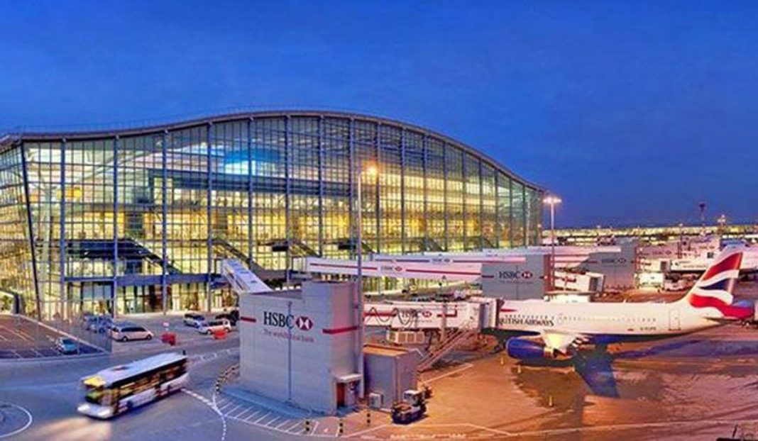 пасажирські літаки в аеропорту