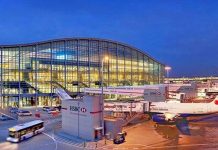 пасажирські літаки в аеропорту