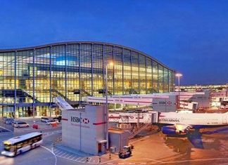 пасажирські літаки в аеропорту