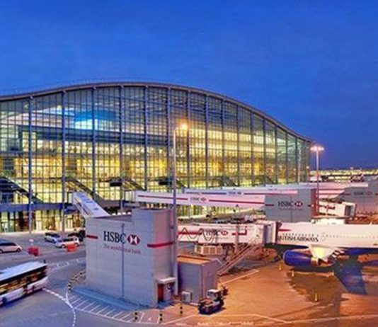 пасажирські літаки в аеропорту