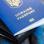 Чоловікам масово відмовляють у паспортах за кордоном