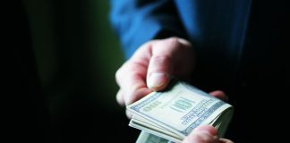 НБУ спростив контроль для політиків та чиновників Нацбанк змінив правила для політиків