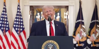 Виступ Трампа на фоні прапору