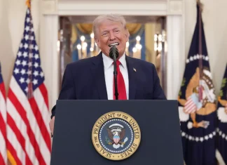 Виступ Трампа на фоні прапору