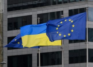 Прапори ЄС та України