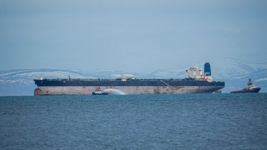 Нафтовий танкер у морі на тлі енергетичної кризи