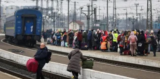 Пасажири залишають залізничний вокзал під час повітряної тривоги