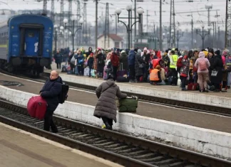 Пасажири залишають залізничний вокзал під час повітряної тривоги