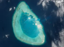 Китайський штучний острів у морі