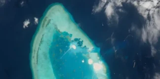 Китайський штучний острів у морі