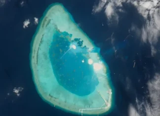 Китайський штучний острів у морі