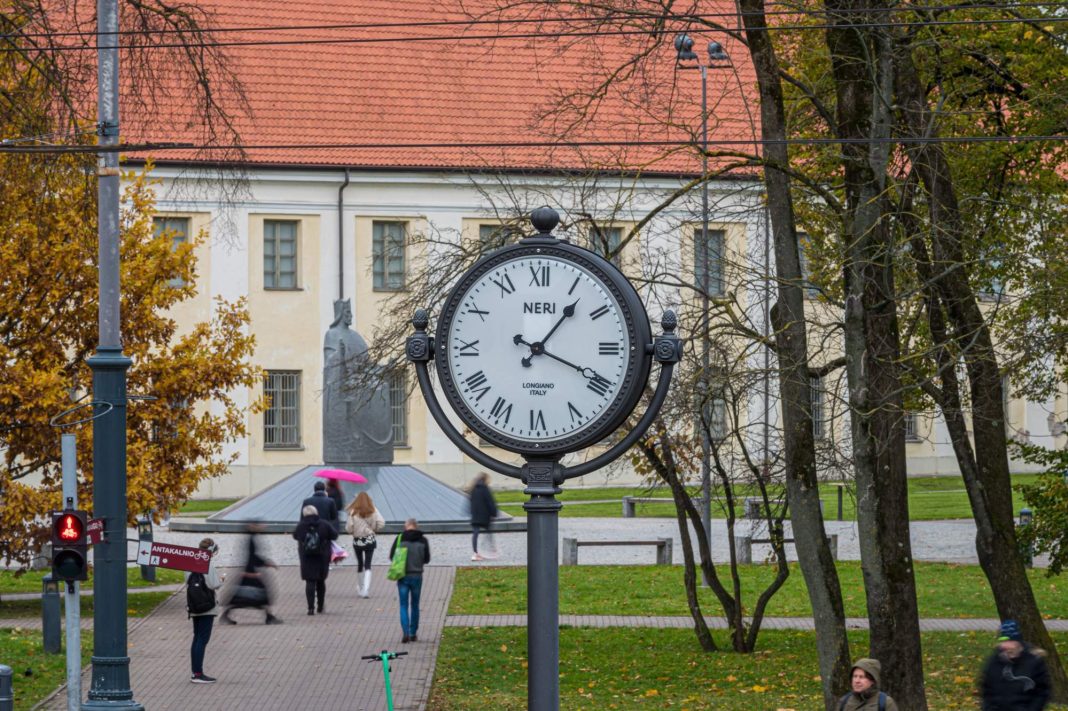 Міністр Литви закликає скасувати переведення часу
