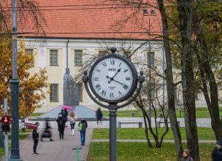 Міністр Литви закликає скасувати переведення часу