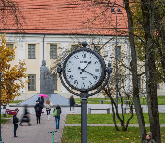 Міністр Литви закликає скасувати переведення часу
