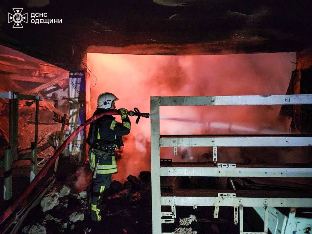 Пожежа після атаки дронів на Одещині