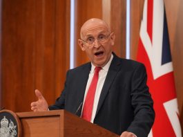 РФ відповіла на санкції: військовий корабель у Ла-Манші Міністр оборони Джон Хілі