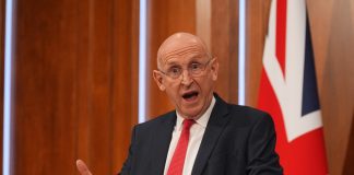 РФ відповіла на санкції: військовий корабель у Ла-Манші Міністр оборони Джон Хілі