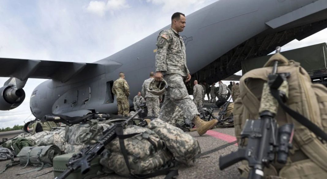 Військові сша біля літака