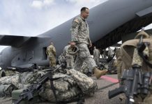 Військові сша біля літака