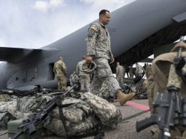 Військові сша біля літака