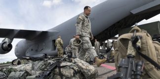 Військові сша біля літака