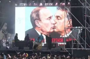 Orban and Putin kiss