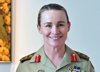 Генерал Мішель МакГуїнн у формі