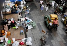 Економіка Китаю зростає попри глобальні потрясіння Торгові вулиці в Китаї