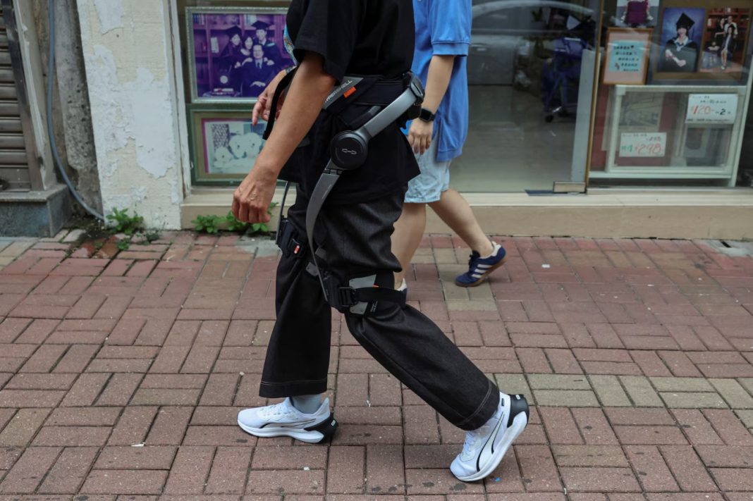 Літня жінка з екзоскелетом у Гонконзі