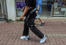 Літня жінка з екзоскелетом у Гонконзі