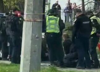 Поліція на місці стрілянини у Чернігові, де є поранені