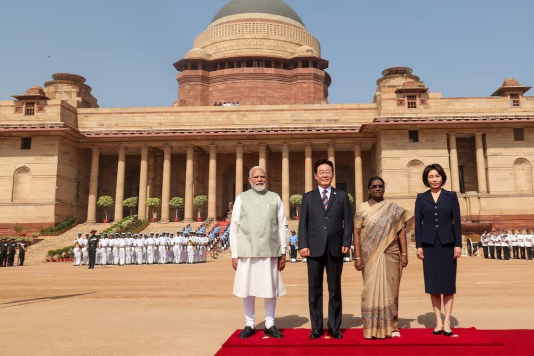 Лі Чже Мьон і Моді на саміті