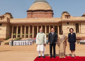 Лі Чже Мьон і Моді на саміті