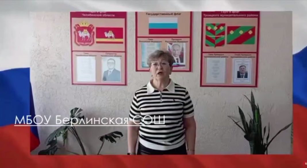 Вчитель читає заяву в класі