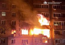 Пожежа у багатоповерхівці Дніпра після удару
