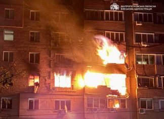 Пожежа у багатоповерхівці Дніпра після удару