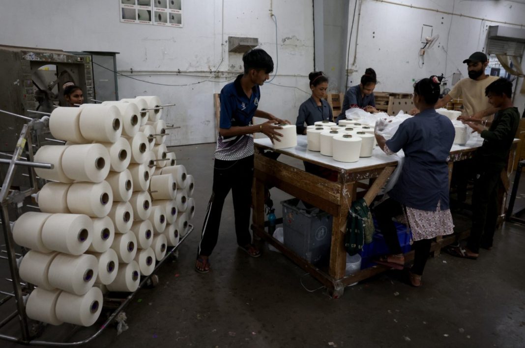 Індійські робітники на текстильній фабриці