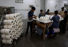 Індійські робітники на текстильній фабриці