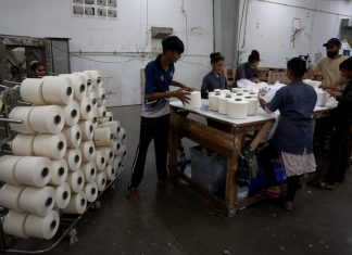 Індійські робітники на текстильній фабриці