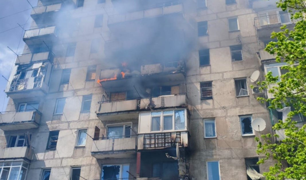 Пожежники біля багатоповерхівки після атаки