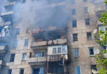 Пожежники біля багатоповерхівки після атаки