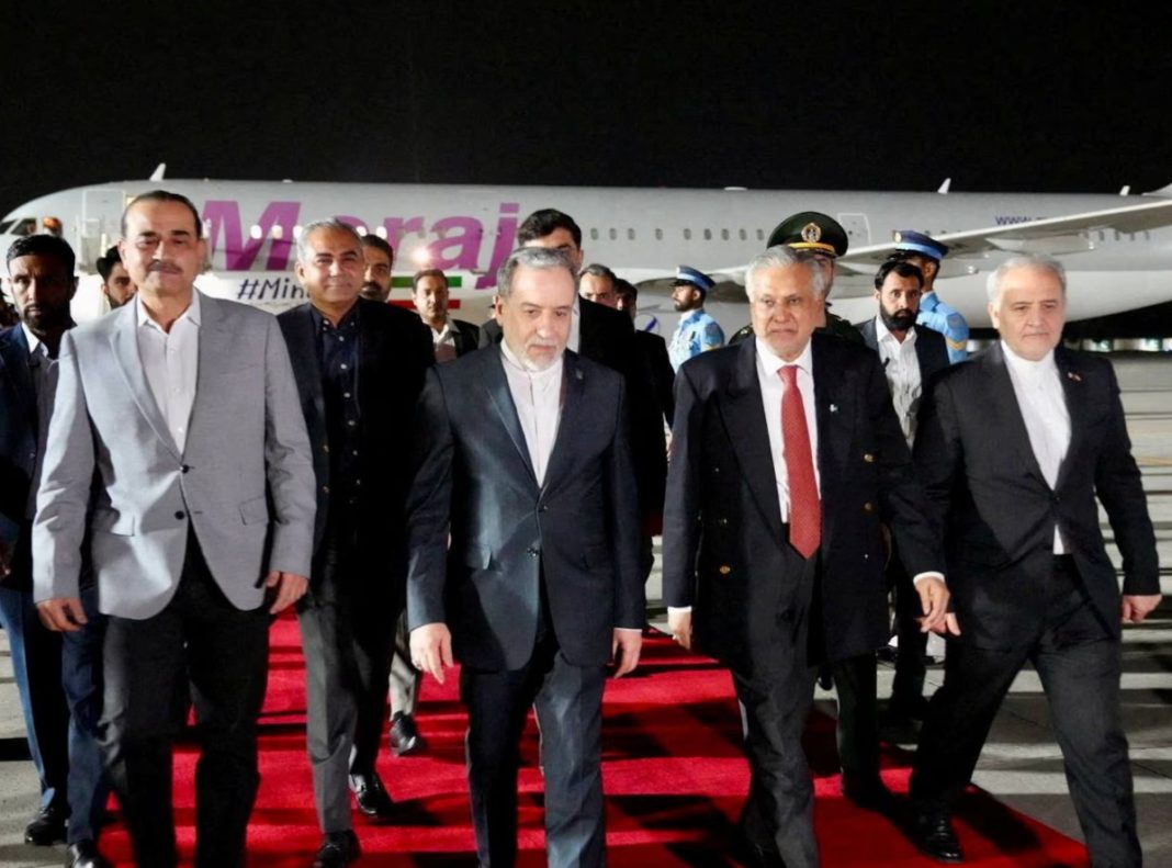 Міністр закордонних справ Пакистану Мохаммад Ісхак Дар та начальник армії, фельдмаршал Асим Мунір, зустрічають міністра закордонних справ Ірану Аббаса Арагчі