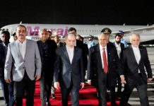 Міністр закордонних справ Пакистану Мохаммад Ісхак Дар та начальник армії, фельдмаршал Асим Мунір, зустрічають міністра закордонних справ Ірану Аббаса Арагчі