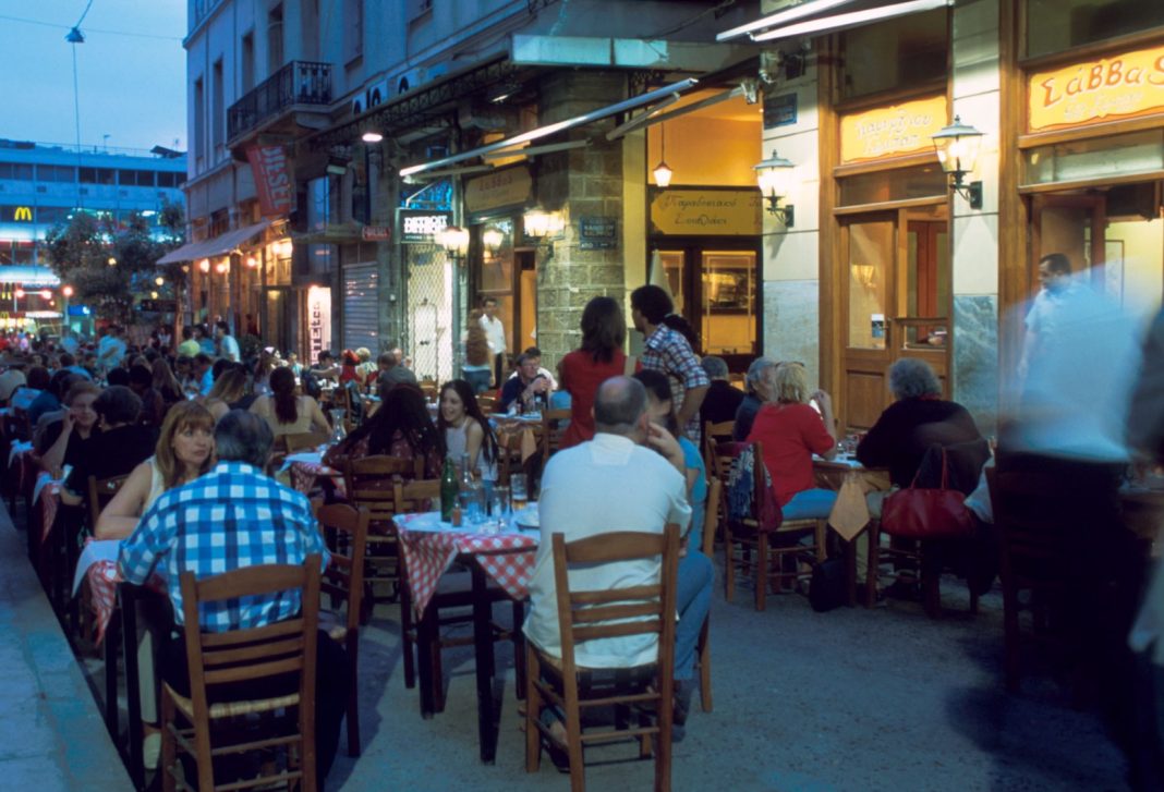 Туристи у центрі Афін