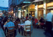 Туристи у центрі Афін