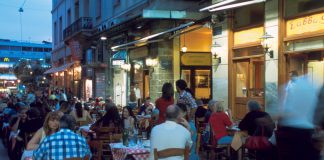 Туристи у центрі Афін