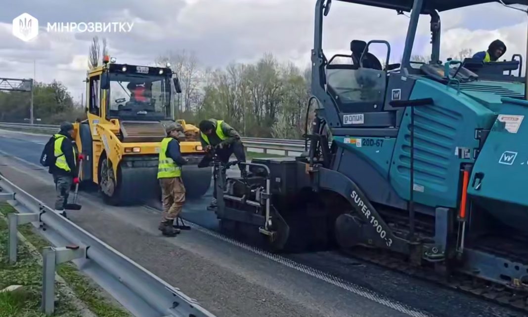 Ремонтні бригади на трасі Київ-Чоп