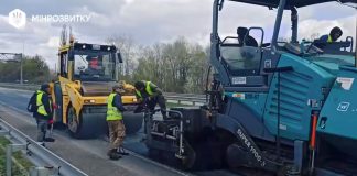 Repair crews on the Kyiv-Chop highway