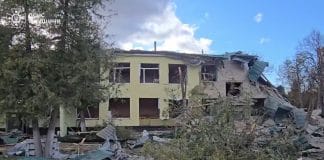 Пошкоджений дитячий садок після авіаудару